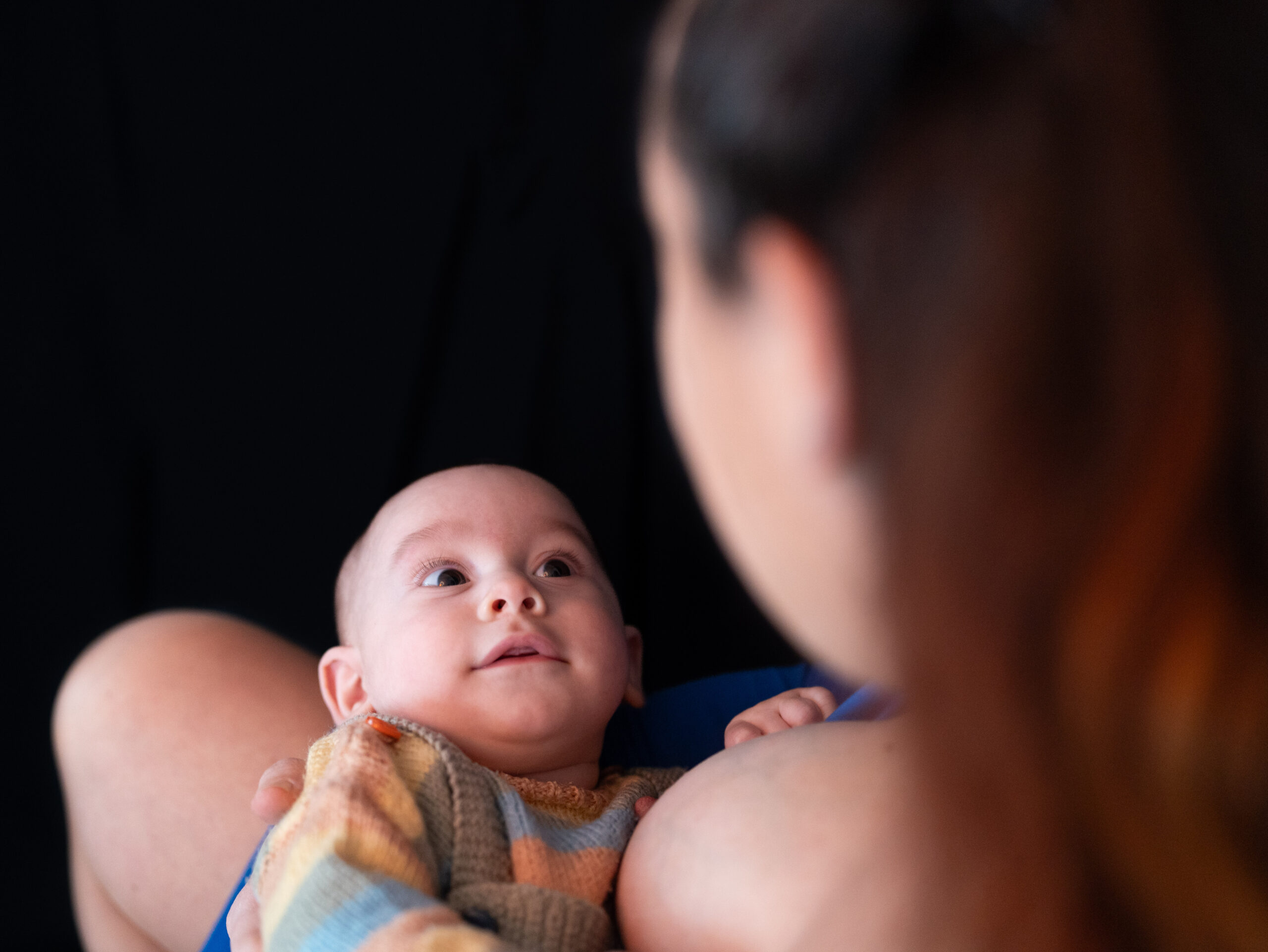 Un maman et un bébé se regardant dans les yeux