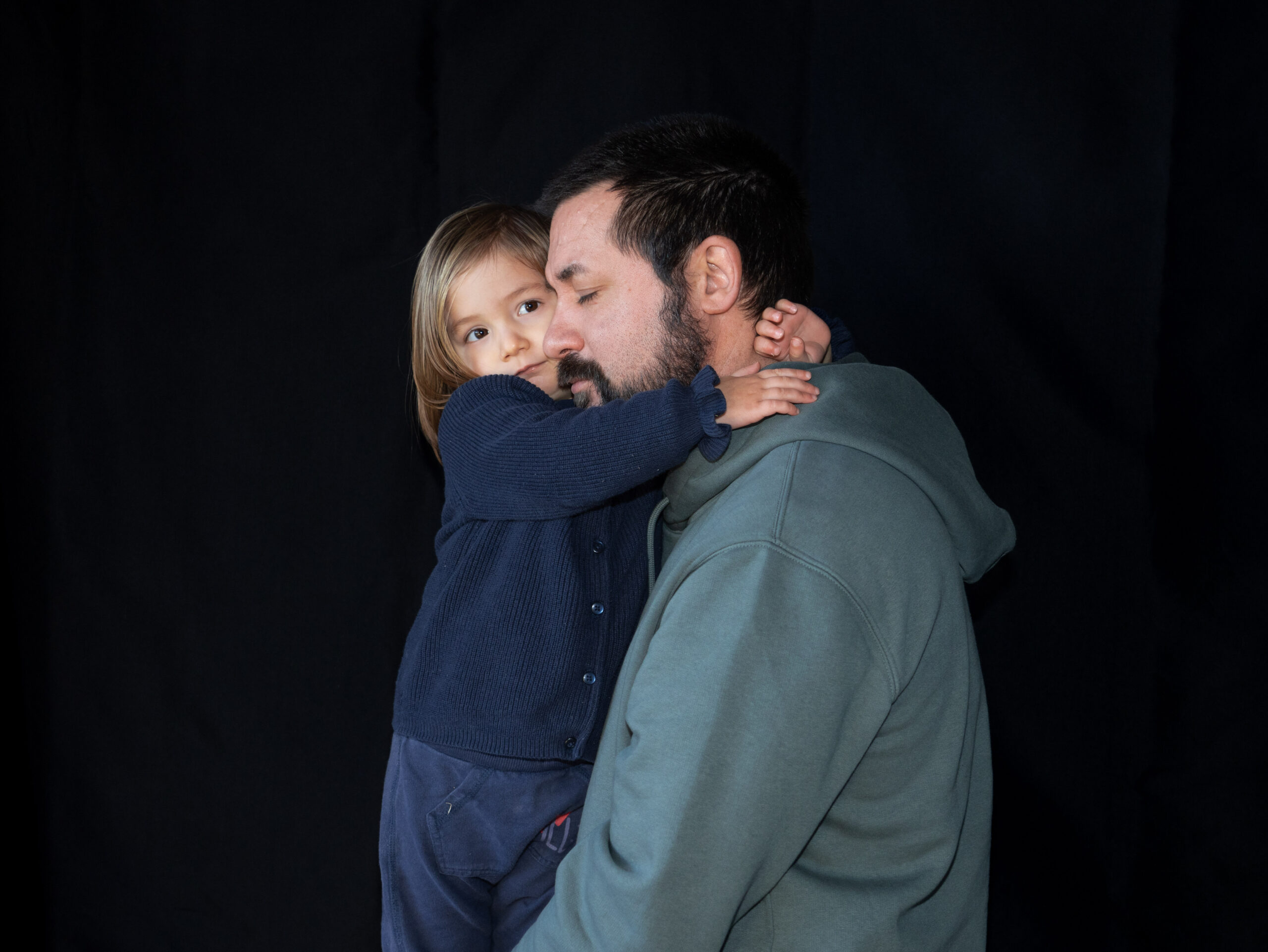 Une petite fille qui fait un câlin à son père.