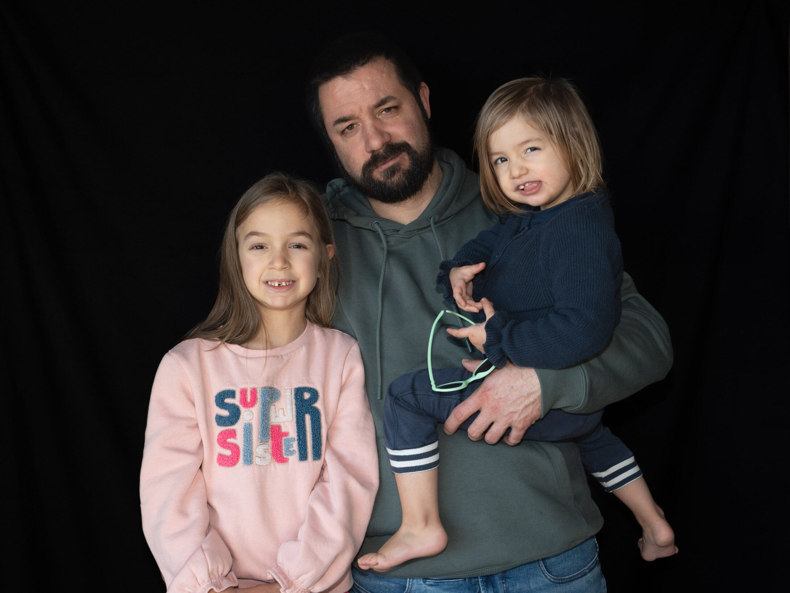 Photo de famille Un papa avec ses deux filles.