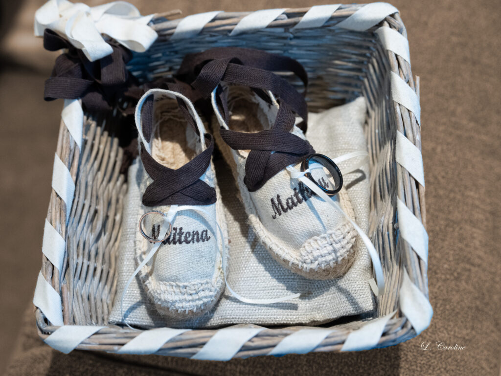 alliance mariés accroché sur petite espadrille