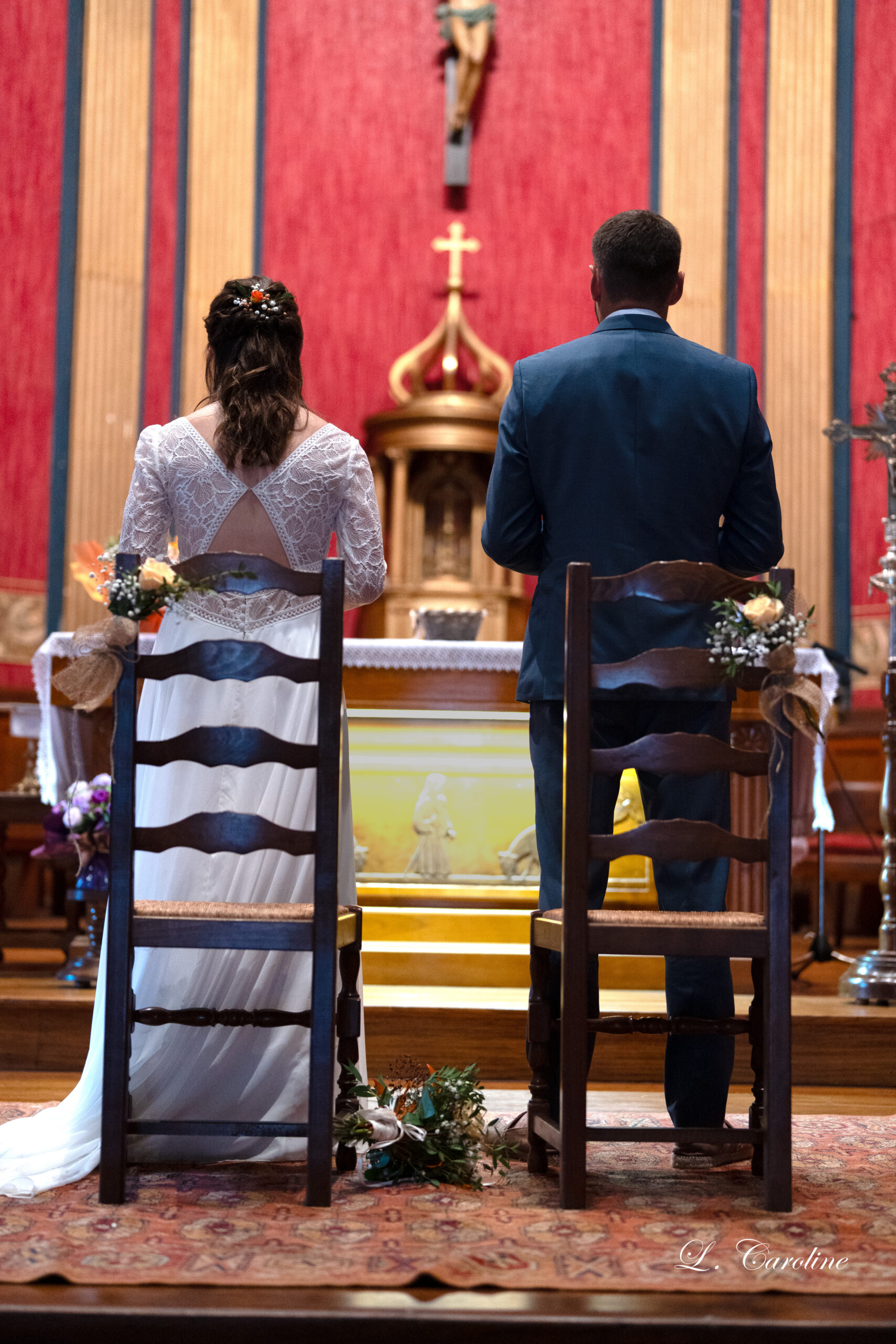 Couple de marié de dos à l'église