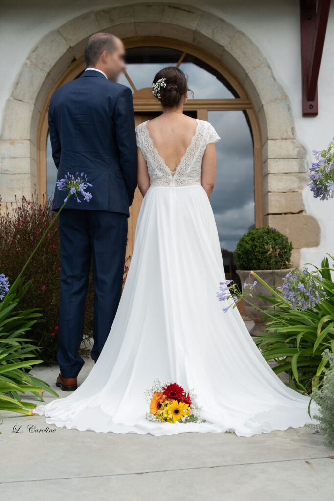 Coiffure d'une mariée avec fleur dans un chignon