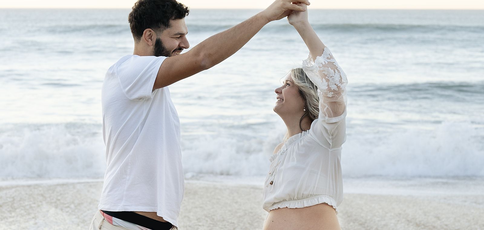 Couple attendant un enfant sur une plage du Pays Basque