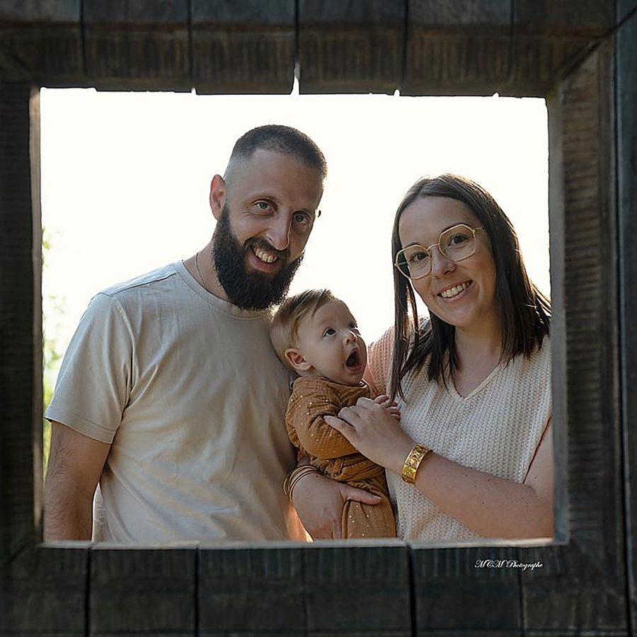 Famille de trois dans un cadre en bois, en couleur