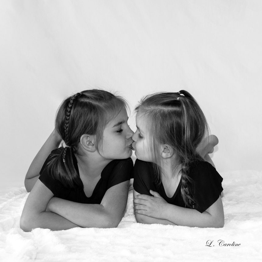 Deux sœurs complices, noir et blanc
