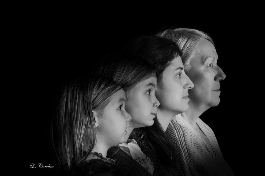 Quatre générations de profil, noir et blanc