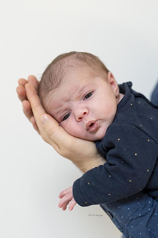 Couple attendant un bébé en studio
