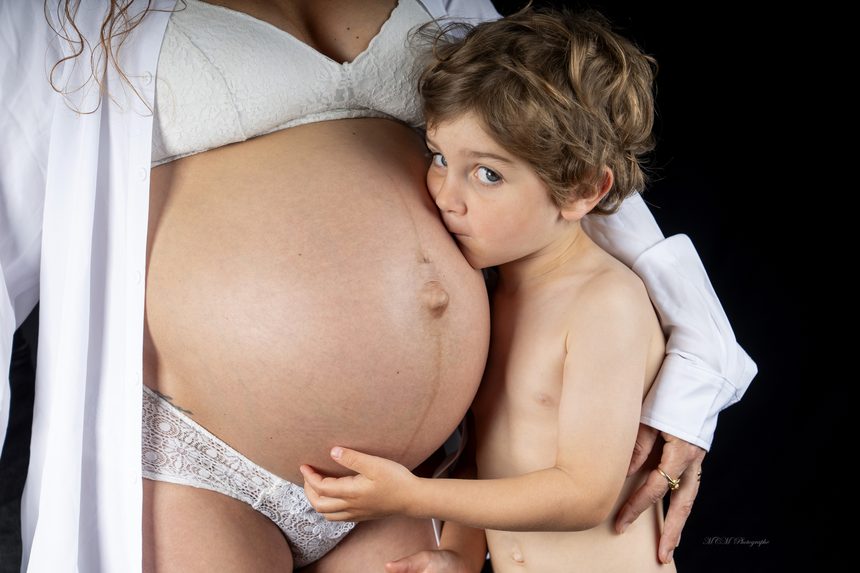 Grossesse : ventre arrondi et grand frère