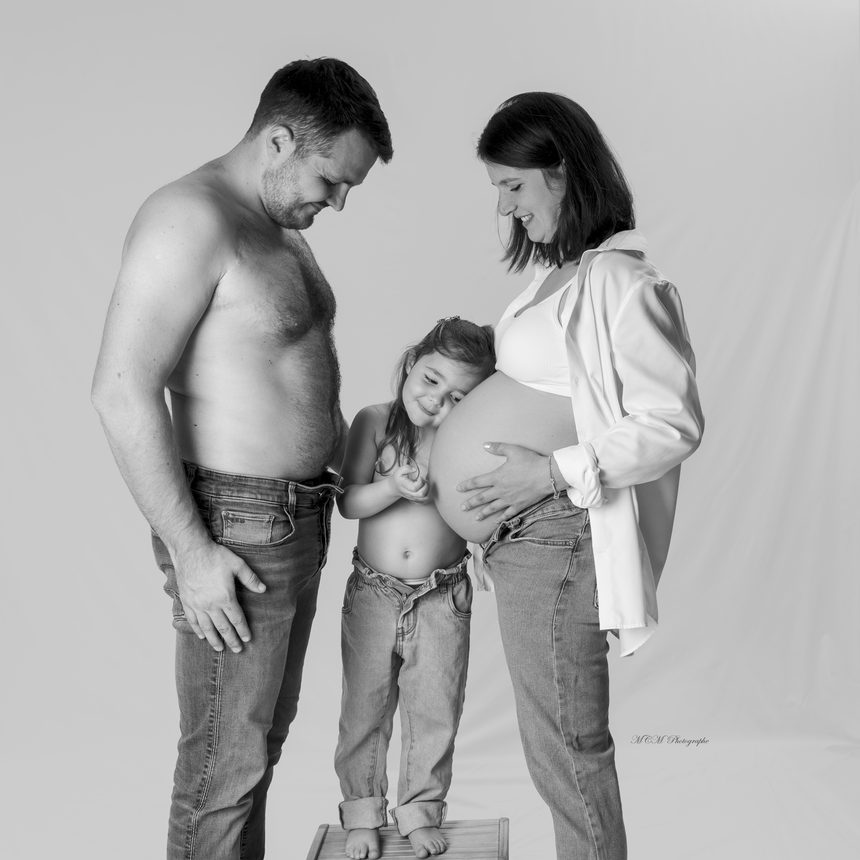 Grossesse : famille en noir et blanc