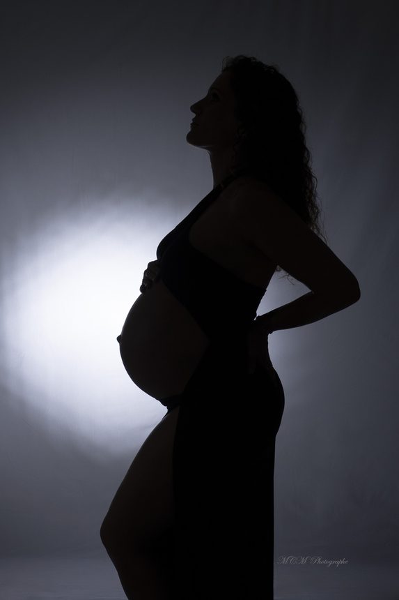 Grossesse : silhouette contre-jour