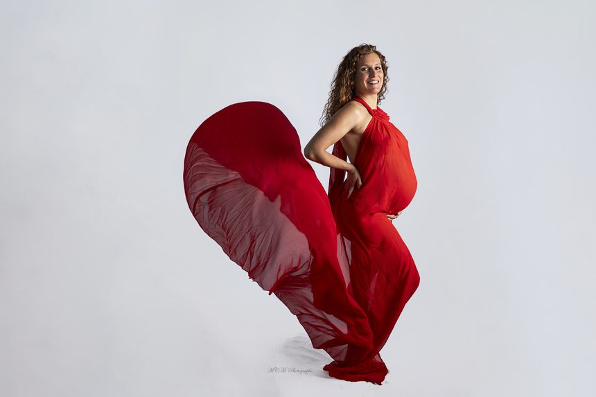 Grossesse : robe rouge et voile