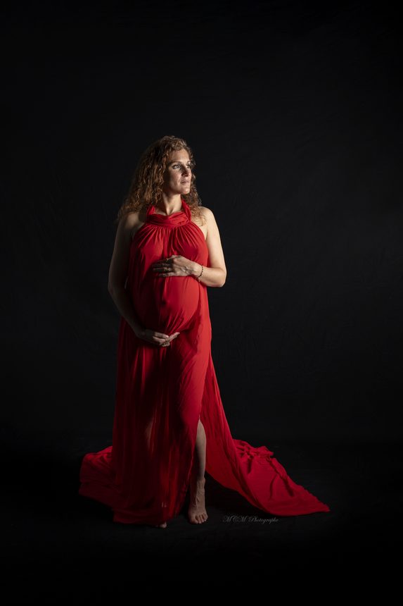 Grossesse : robe rouge, mouvement
