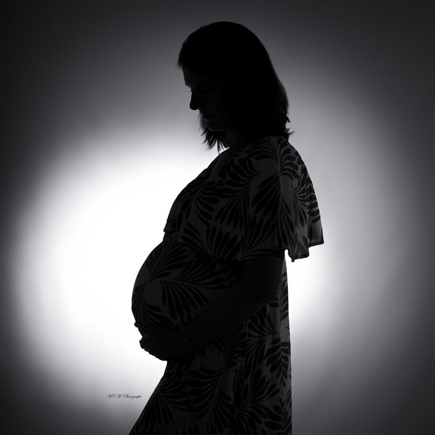 Grossesse : profil en noir et blanc