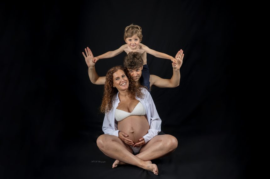 Grossesse : famille sur fond noir