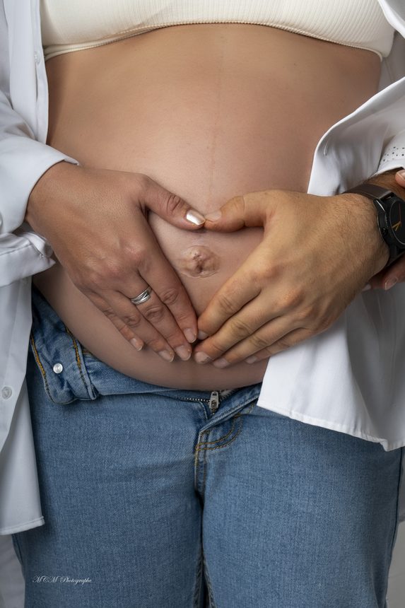 Grossesse : ventre et mains en cœur