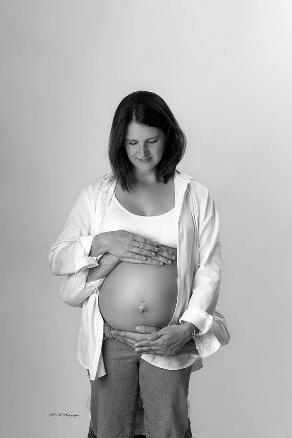 Grossesse : portrait en noir et blanc