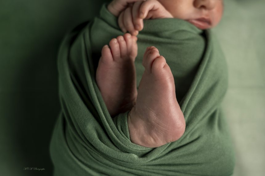 Séance Hana : détail des petits pieds du nouveau-né