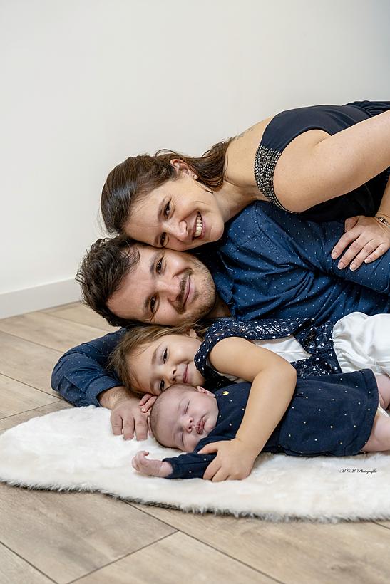 Nouveau-né dans les bras de ses parents