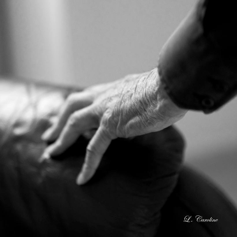 Mains de générations, détail noir et blanc