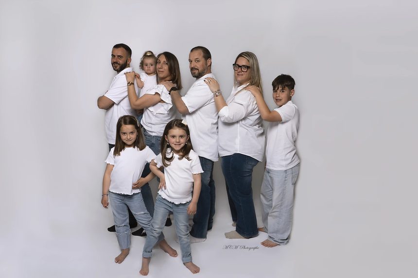 Grande famille réunie en studio, tons chaleureux