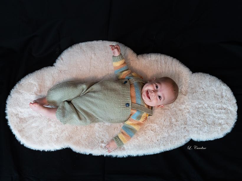 Nouveau-né emmailloté sur un nuage