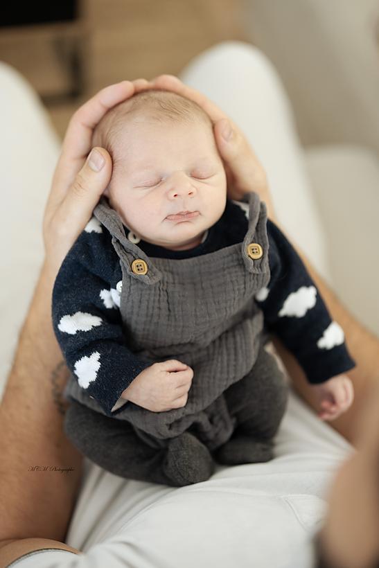 Bébé assis en studio
